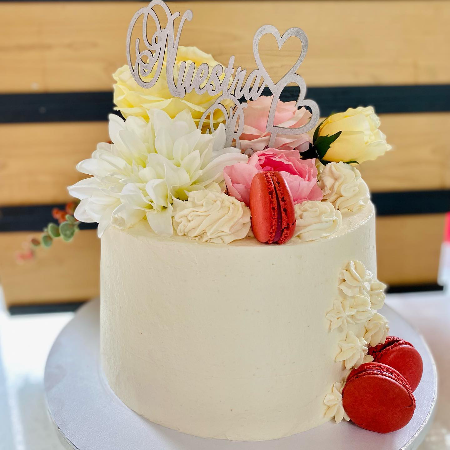 Wedding cake 🎂🎂 

#wedding #tucson #arizona #cakes #bestcakes #flowers