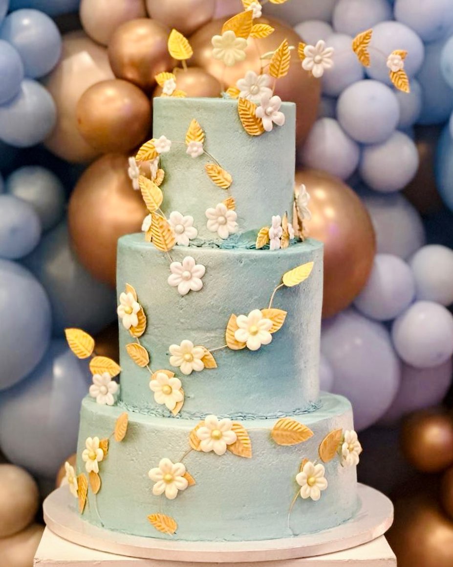 Absolutely IN LOVE with today’s creation!! Quinceañera cake. 

#goldleaves #piñacolada #caramel #strawberriesandcream #customcreation #customcake #happycustomer #dcp #tucsonaz #bestcakesintucson #arizona #tucson #casinodelsol